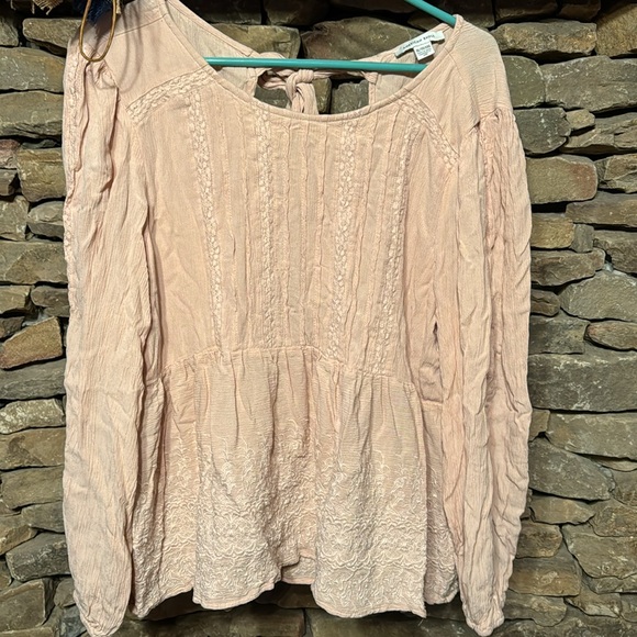 American Eagle light pink size XL tie in back with embroidery - Picture 4 of 4